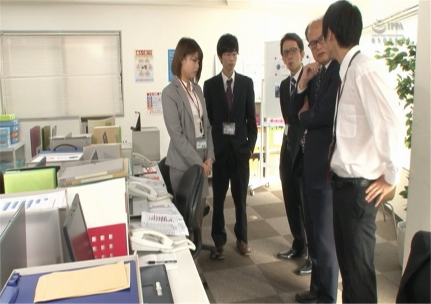 説教中の女子社員１