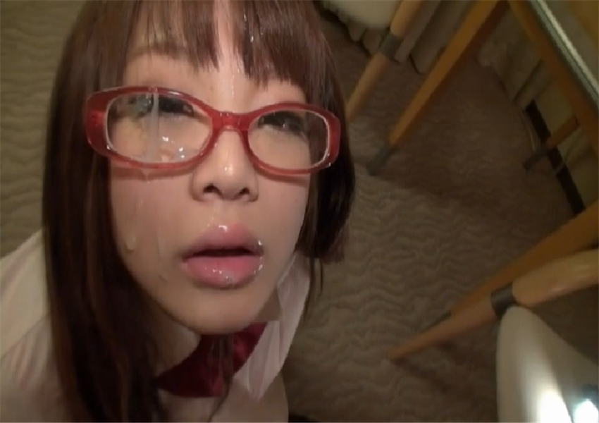 都内に住んでいるメガネＪＫの顔に大量ぶっかけ１